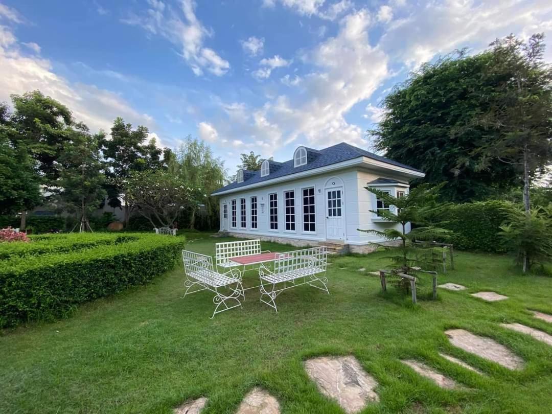 Bed & Breakfast Je T'aime Cafe & Sing Buri